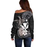 Hawaiian Whale and Kanaka Maoli Symbol Off Shoulder Sweater Hibiscus with Hawaii Map and Polynesian Tattoo Grayscale Color LT03 - Polynesian Pride