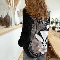 Hawaiian Whale and Kanaka Maoli Symbol Women Casual Shirt Hibiscus with Hawaii Map and Polynesian Tattoo Grayscale Color LT03 - Polynesian Pride