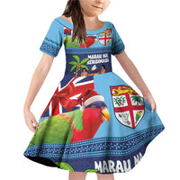 Fiji Marau na Kerisimasi Family Matching Off Shoulder Short Dress and Hawaiian Shirt Christmas Collared Lory - Fiji Emblems and Xmas Palm Tree Tapa Art Pattern LT03 Daughter's Dress Blue - Polynesian Pride