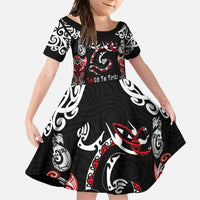 Aotearoa Toitu Te Tiriti-Maori Taniwha Family Matching Short Sleeve Bodycon Dress and Hawaiian Shirt Toitu Te Whenua Toitu Te Reo Maori LT03 Daughter's Dress Black - Polynesian Pride