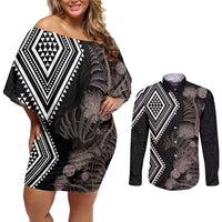 Aotearoa Tukutuku Motif Couples Matching Off Shoulder Short Dress and Long Sleeve Button Shirt Pohutukawa and Fern Leaves Grayscale Color LT03 Black - Polynesian Pride