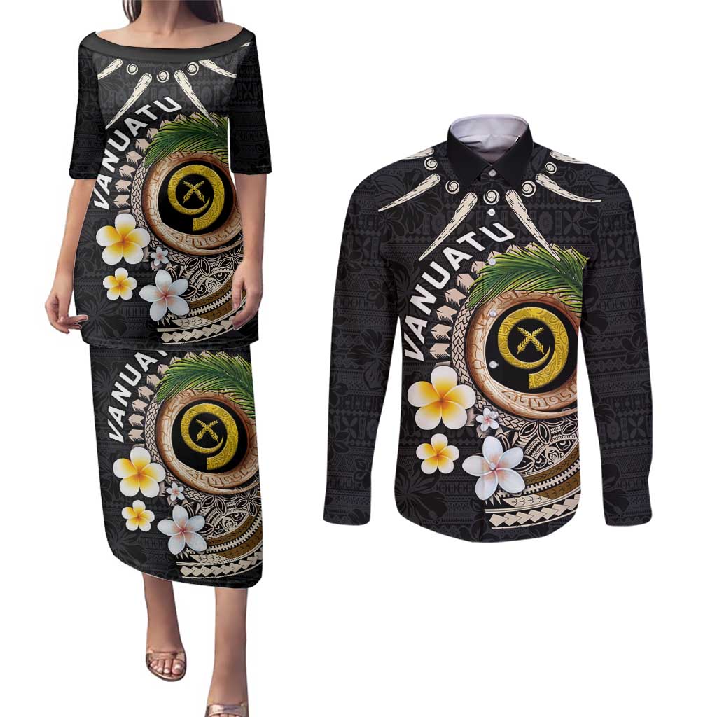 Vanuatu Independence Day Couples Matching Puletasi and Long Sleeve Button Shirt Melanesian Tribal Pig Tusk with Tropical Plants LT03 Black - Polynesian Pride