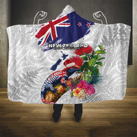 New Zealand Christmas Hooded Blanket Meri Kirihimete-Tuatara and Pohutukawa White Color LT03 - Polynesian Pride