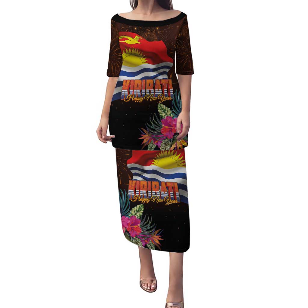Kiribati Flag and Fireworks Family Matching Puletasi and Hawaiian Shirt First Place Welcome the New Year LT03 Mom's Dress Black - Polynesian Pride