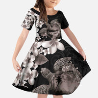 Hawaiian Lei Day Family Matching Puletasi and Hawaiian Shirt Plumeria and Turtle with Polynesian Tribal Pattern Grayscale Color LT03 Daughter's Dress Black - Polynesian Pride