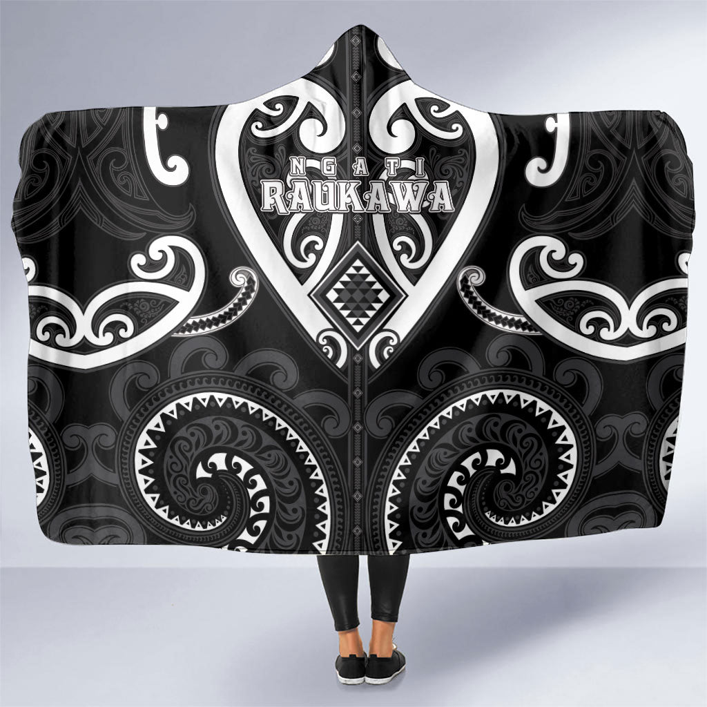 Aotearoa Ngati Raukawa Hooded Blanket Maori Tribal Pattern LT05 One Size Black - Polynesian Pride