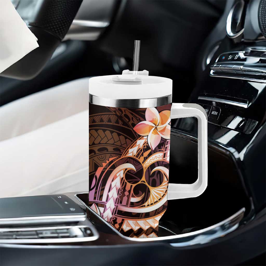 Polynesian Art Tattoo Tumbler With Handle Plumeria Flowers Peach Gradient