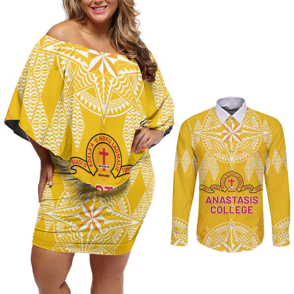 Personalised Anastasis College Couples Matching Off Shoulder Short Dress and Long Sleeve Button Shirt Tonga Ngatu Pattern LT05 Yellow - Polynesian Pride