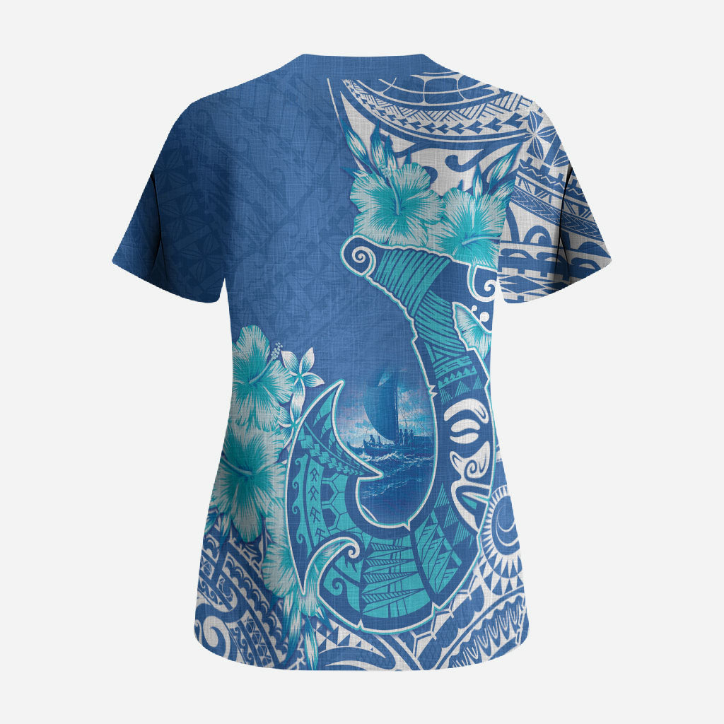 Hawaii Discoverers Day Scrub Top Polynesian Fish Hook With Hibiscus Blue