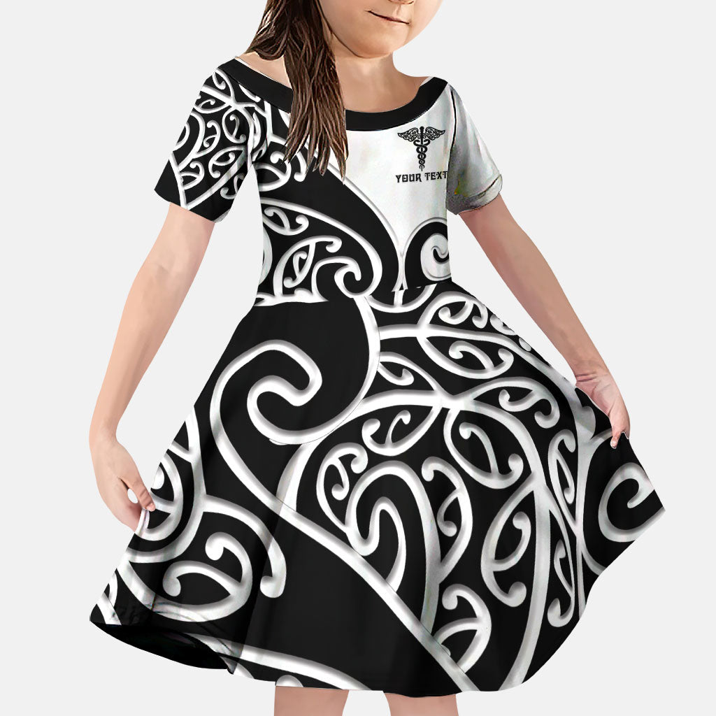 Personalised New Zealand Nurse Family Matching Off Shoulder Short Dress and Hawaiian Shirt Maori Koru Black Version LT05 Daughter's Dress Black - Polynesian Pride