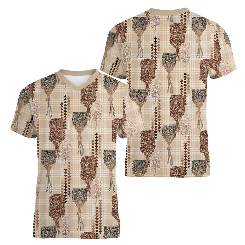 Aloha Hawaii Vintage Kahili Pa'a Lima Women V-Neck T-Shirt Palaka Print Cozy Beige