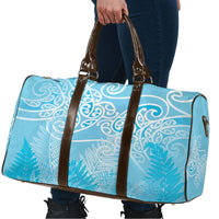 Aotearoa Maori Koru Curves Travel Bag Silver Ferns - Turquoise
