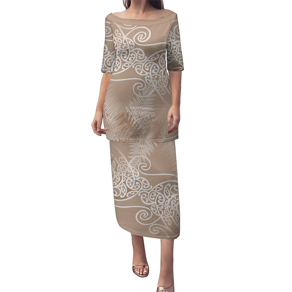 Aotearoa Maori Koru Curves Family Matching Puletasi and Hawaiian Shirt Silver Ferns - Mocha LT7 Mom's Dress Beige - Polynesian Pride