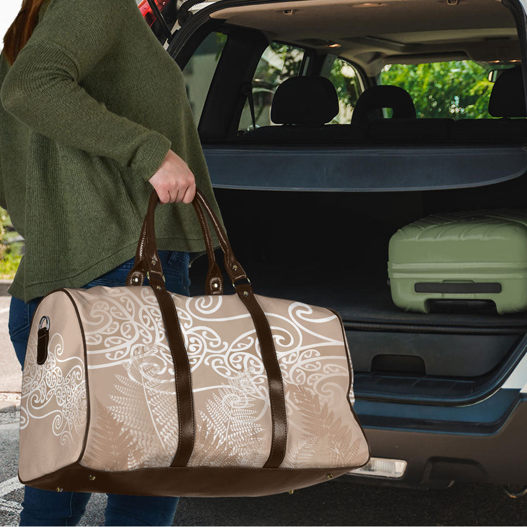 Aotearoa Maori Koru Curves Travel Bag Silver Ferns - Mocha