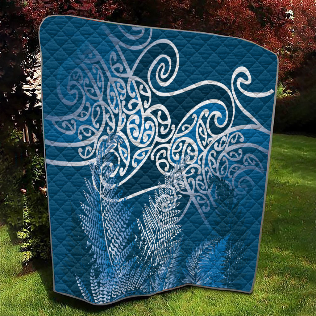 Aotearoa Maori Koru Curves Quilt Silver Ferns - Navy Blue