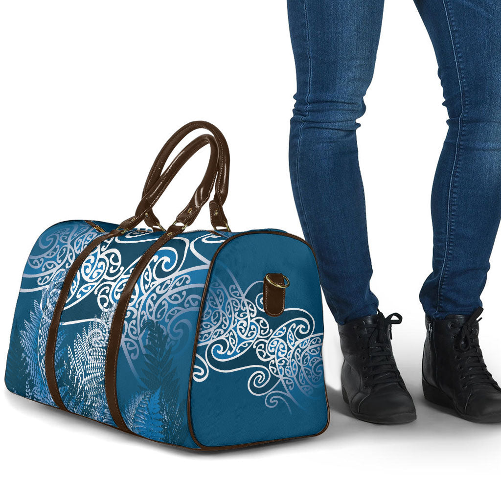 Aotearoa Maori Koru Curves Travel Bag Silver Ferns - Navy Blue