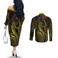 Polynesia Plumeria Lei Couples Matching Off The Shoulder Long Sleeve Dress and Long Sleeve Button Shirt Black Gold Curves Motif LT7 - Polynesian Pride