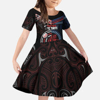 Aotearoa and Samoa Together For Te Tiriti Family Matching Mermaid Dress and Hawaiian Shirt Kowhaiwhai Mix Siapo - Flag Color LT7 Daughter's Dress Black - Polynesian Pride