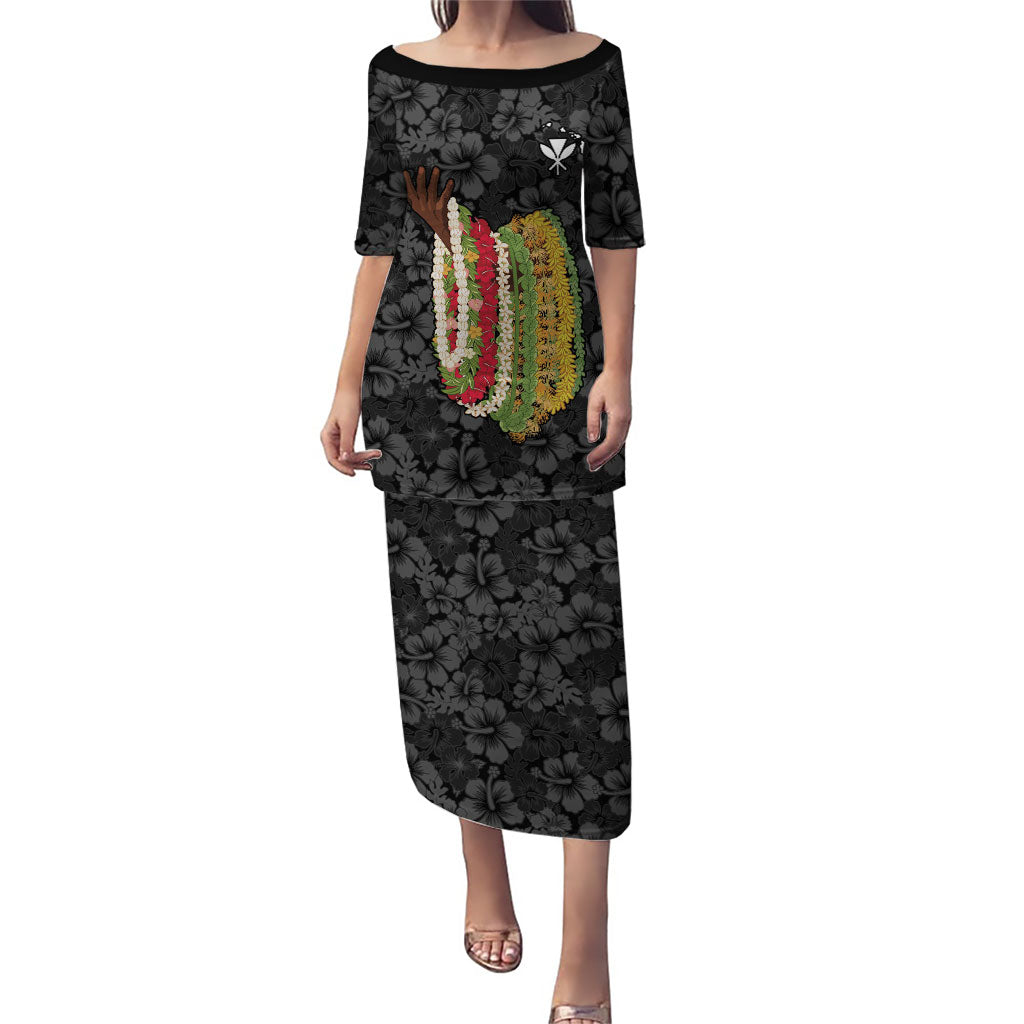 Hawaii Lei Kamehameha Family Matching Puletasi and Hawaiian Shirt Ele'ele Seamless Pattern Hibiscus Flower LT9 Mom's Dress Black - Polynesian Pride
