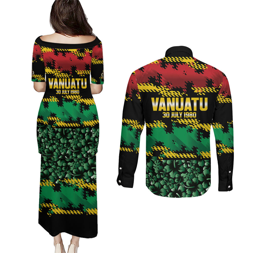 Vanuatu 46th Year Anniversary Couples Matching Puletasi and Long Sleeve Button Shirt 30 July 1980 Hibiscus Seamless Pattern