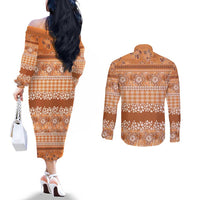 Hawaiian Hibiscus Honu Couples Matching Off The Shoulder Long Sleeve Dress and Long Sleeve Button Shirt Gold Mele Kalikimaka Palaka Spirit LT9 - Polynesian Pride