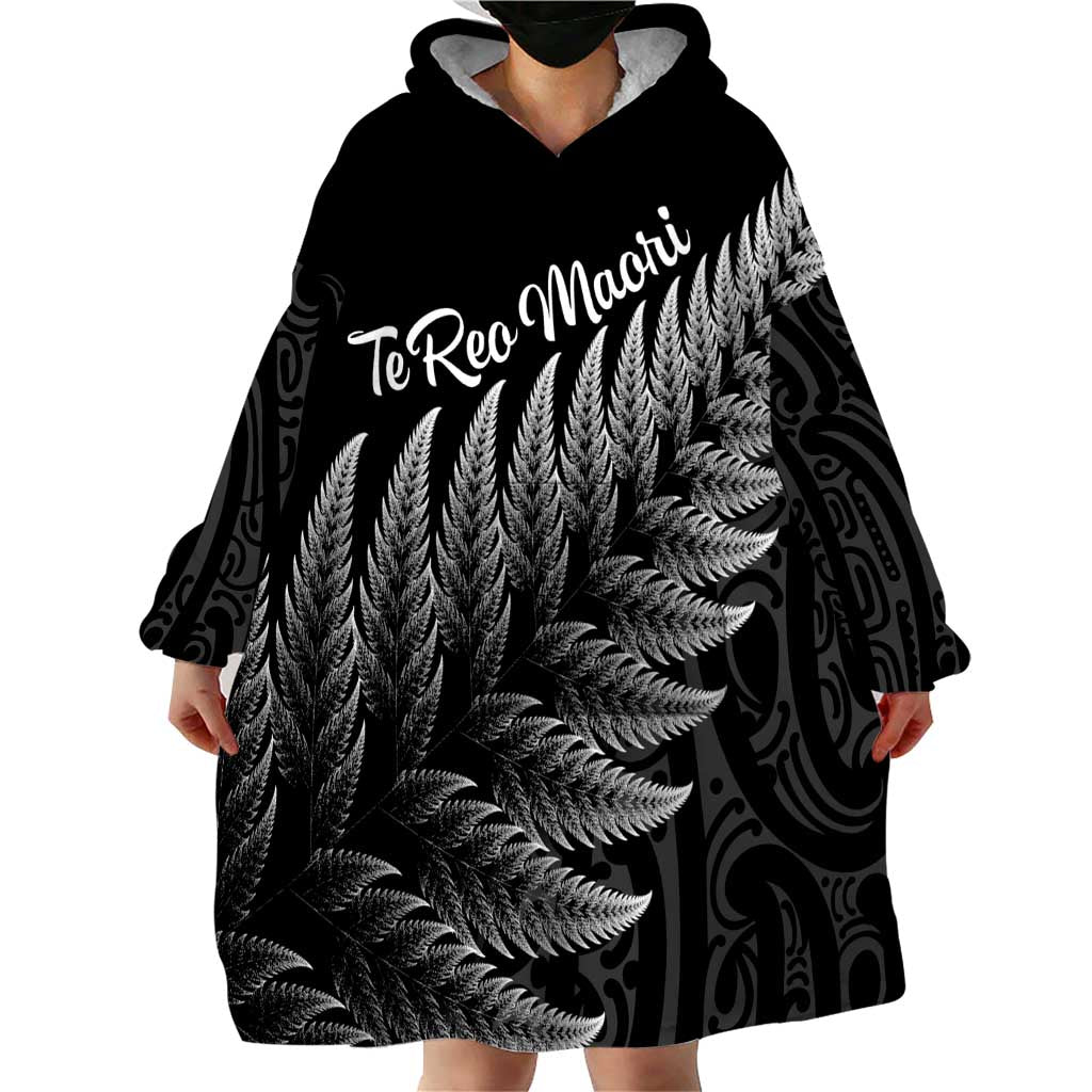 New Zealand Te Reo Mori Wearable Blanket Hoodie Simple Black Fern LT9 - Polynesian Pride
