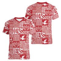 Red Tonga Kilisimasi Fiefia Women V-Neck T-Shirt Pacific Patchwork Xmas Vibes - Polynesian Pride