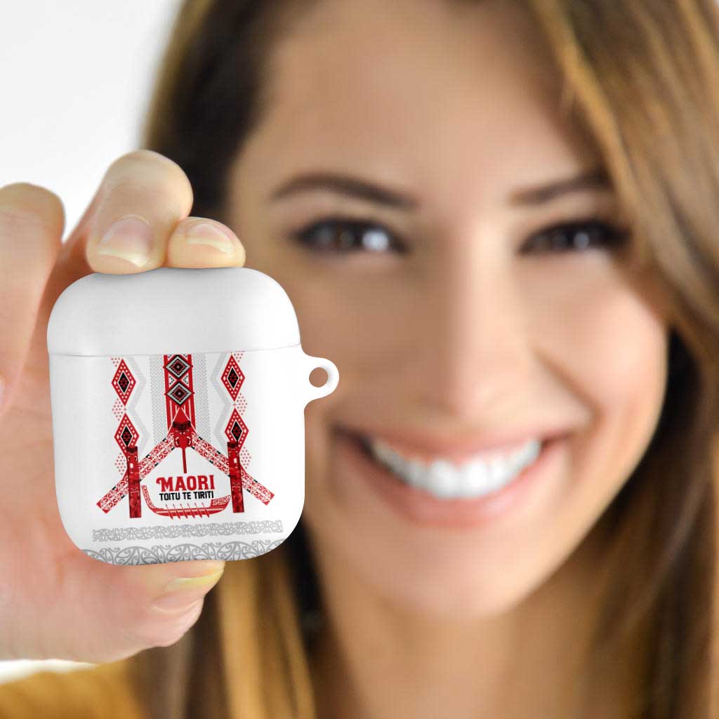 Toitu Te Tiriti Waitangi AirPods Case White Wharenui House LT9 - Polynesian Pride