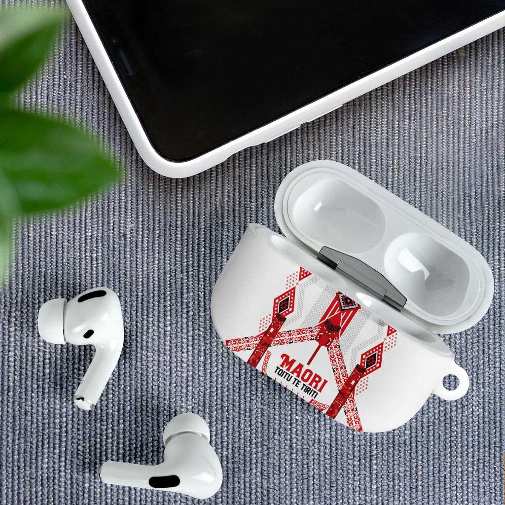 Toitu Te Tiriti Waitangi AirPods Case White Wharenui House LT9 - Polynesian Pride
