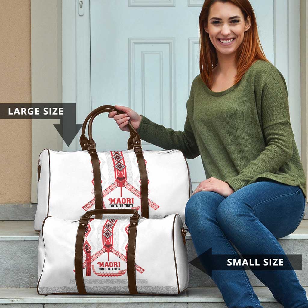 Toitu Te Tiriti Waitangi Travel Bag White Wharenui House - Polynesian Pride