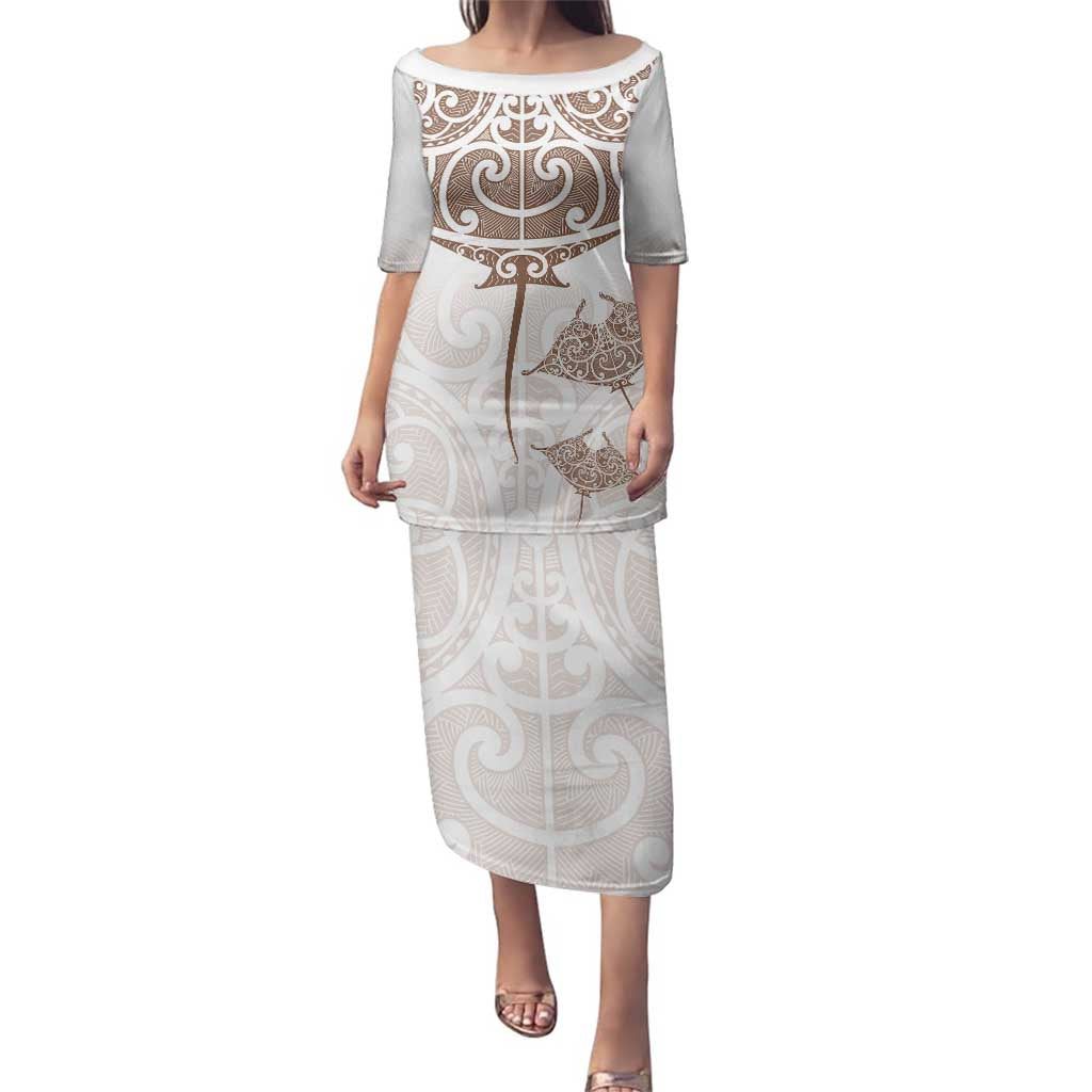New Zealand Manta Ray Tattoo Family Matching Puletasi and Hawaiian Shirt Aotearoa Maori Haehae Beige LT14 Mom's Dress White - Polynesian Pride