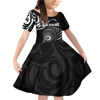 Personalised New Zealand Silver Fern Lacrosse Family Matching Off Shoulder Short Dress and Hawaiian Shirt Aotearoa Maori Pattern LT14 Daughter's Dress Black - Polynesian Pride