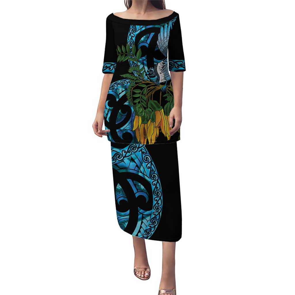 Turquoise New Zealand Kowhai And Piwakawaka Puletasi Maori Ngaru Paua Shell LT14 Long Dress Turquoise - Polynesian Pride