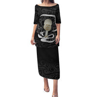 Black New Zealand Eel Family Matching Puletasi and Hawaiian Shirt Aotearoa Maori Tuna With Kotiate Weapon LT14 Mom's Dress Black - Polynesian Pride