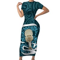 Turquoise New Zealand Eel Short Sleeve Bodycon Dress Aotearoa Maori Tuna With Kotiate Weapon LT14 Long Dress Turquoise - Polynesian Pride
