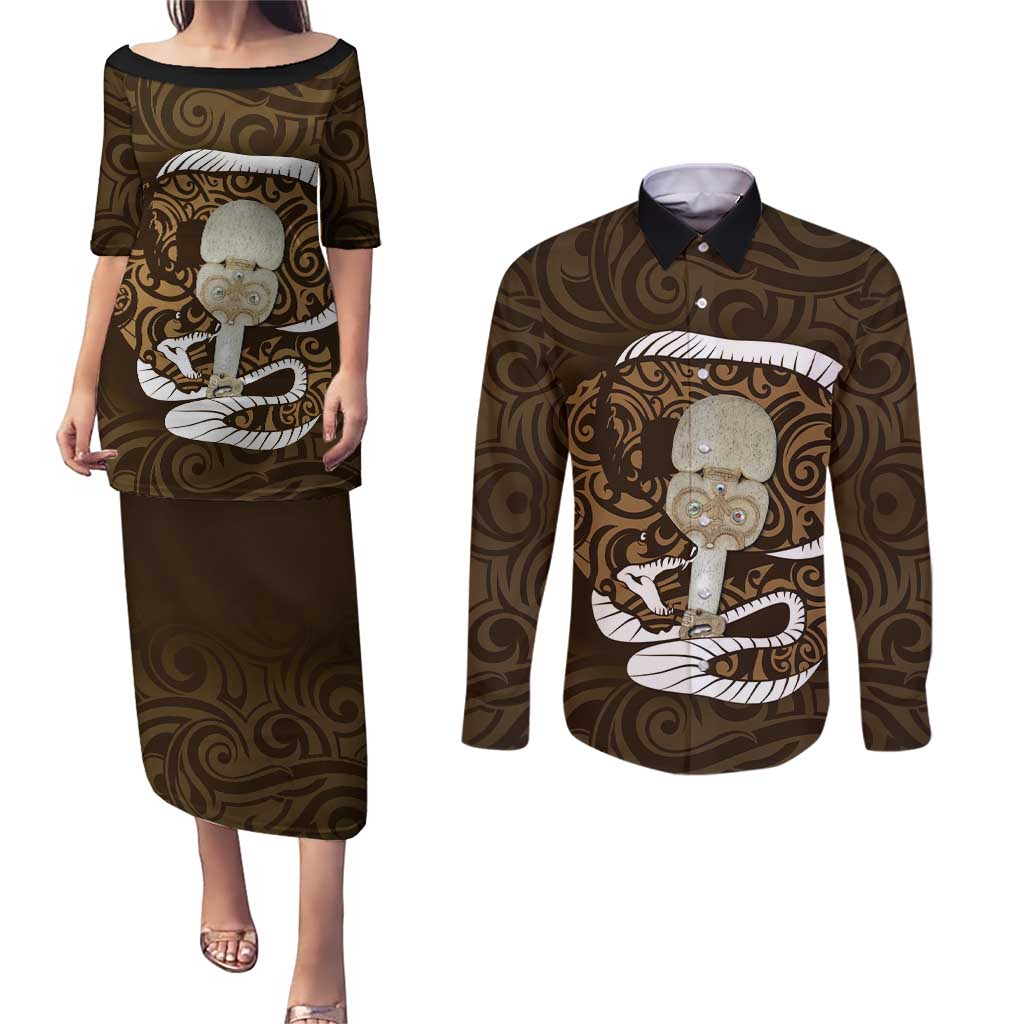 Gold New Zealand Eel Couples Matching Puletasi and Long Sleeve Button Shirt Aotearoa Maori Tuna With Kotiate Weapon LT14 Gold - Polynesian Pride