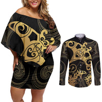 Black And Gold Aotearoa Whai Couples Matching Off Shoulder Short Dress and Long Sleeve Button Shirt NZ Stingrays Maori Curves Style LT14 Gold - Polynesian Pride