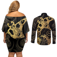 Black And Gold Aotearoa Whai Couples Matching Off Shoulder Short Dress and Long Sleeve Button Shirt NZ Stingrays Maori Curves Style LT14 - Polynesian Pride