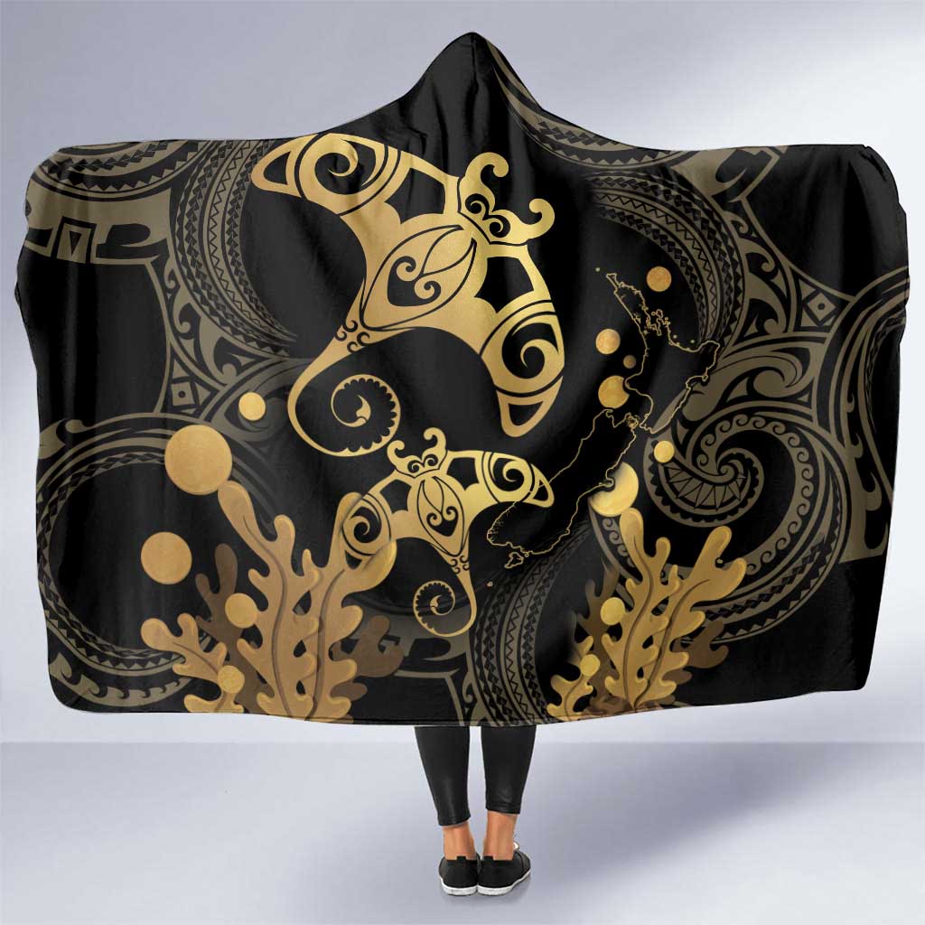 Black And Gold Aotearoa Whai Hooded Blanket NZ Stingrays Maori Curves Style LT14 One Size Gold - Polynesian Pride