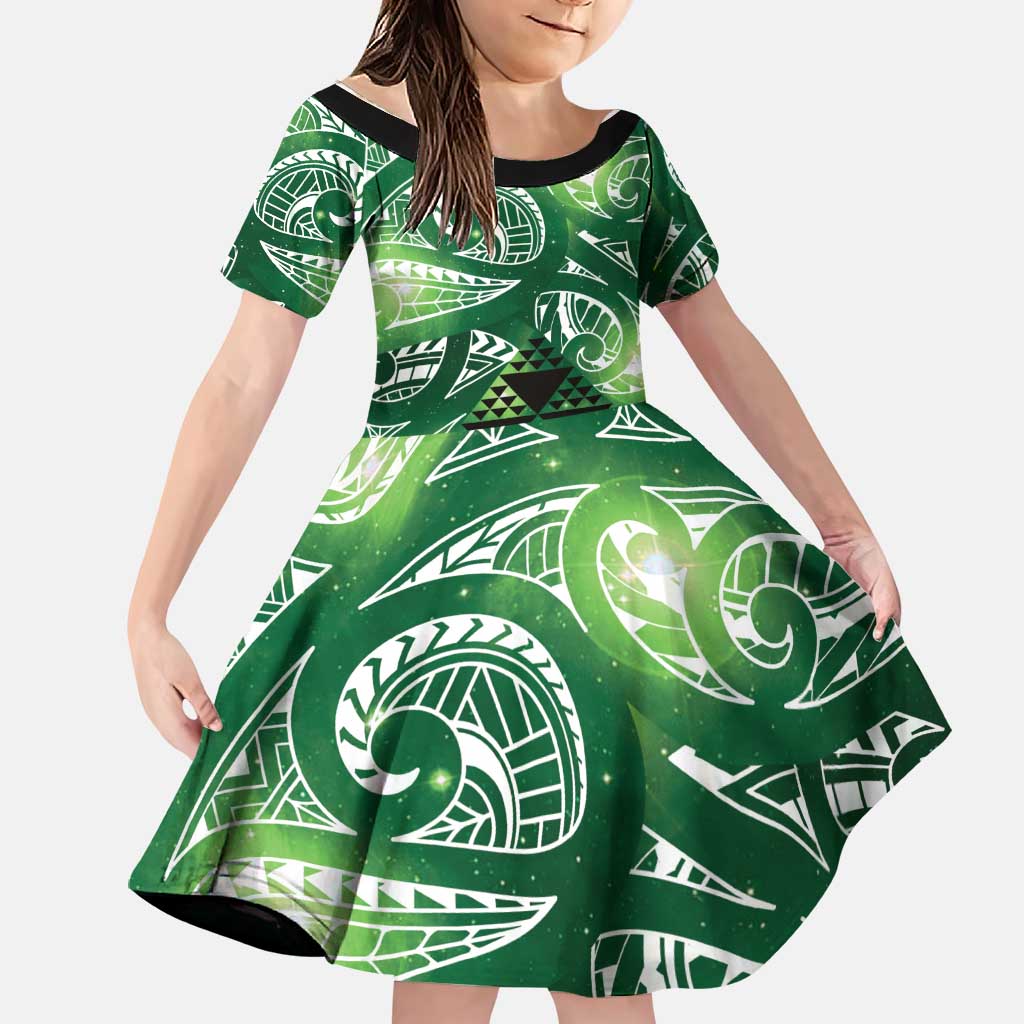 Matariki New Zealand Family Matching Off Shoulder Maxi Dress and Hawaiian Shirt NZ Niho Taniwha Maori New Year Green Galaxy LT14 Daughter's Dress Green - Polynesian Pride