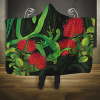 New Zealand Gecko Hooded Blanket Aotearoa Maori With Pohutukawa Flowers LT14 One Size Black - Polynesian Pride