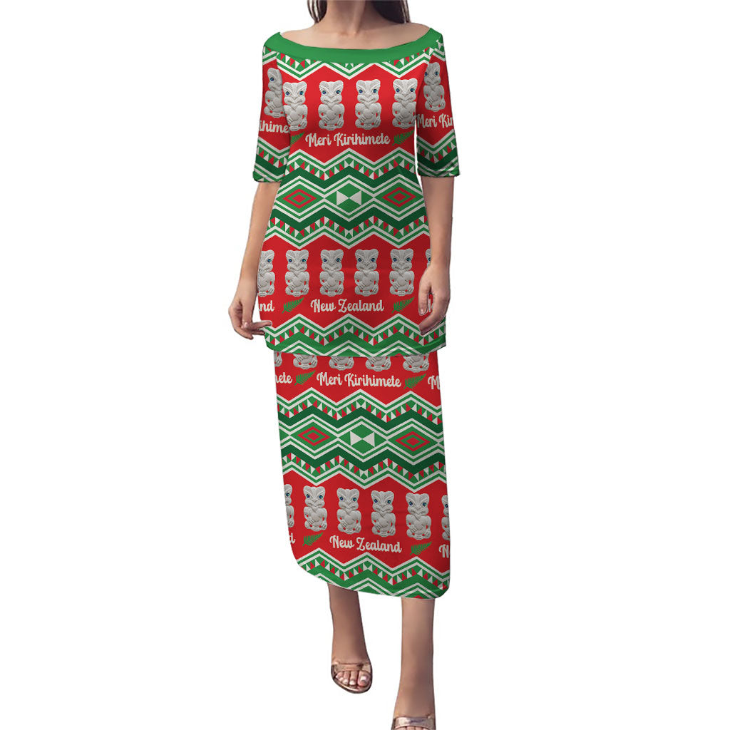 New Zealand Christmas In July Family Matching Puletasi and Hawaiian Shirt Meri Kirihimete Hei Tiki Taniko Motifs Seamless LT14 Mom's Dress Red - Polynesian Pride