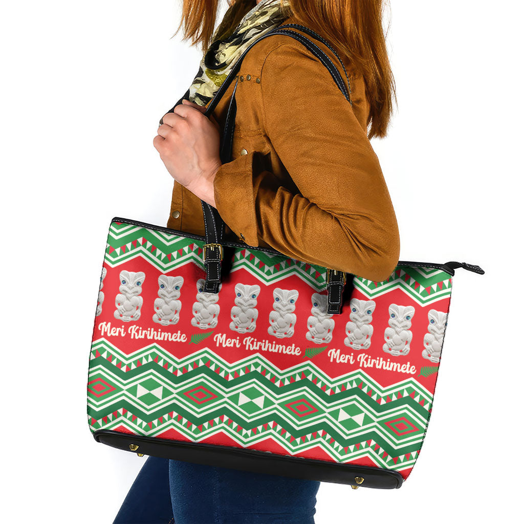 New Zealand Christmas In July Leather Tote Bag Meri Kirihimete Hei Tiki Taniko Motifs Seamless LT14 Red - Polynesian Pride
