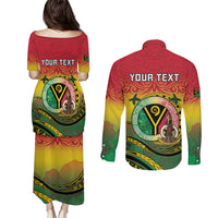 Personalised Vanuatu Couples Matching Puletasi and Long Sleeve Button Shirt Yumi 46th Hapi Independens Dei - Reggae Version LT14 - Polynesian Pride