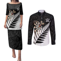 Personalised New Zealand Darts Couples Matching Puletasi and Long Sleeve Button Shirt Silver Fern Aotearoa Maori Pattern LT14 Black - Polynesian Pride