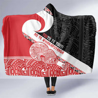 Toitu Te Tiriti Me Te Whakaputanga Hooded Blanket Maori Wahaika With Haka Face LT14 One Size Red - Polynesian Pride