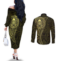 New Zealand Skull Darts Couples Matching Off The Shoulder Long Sleeve Dress and Long Sleeve Button Shirt Aotearoa Maori Chest Tattoo Stylized Gold LT14 - Polynesian Pride