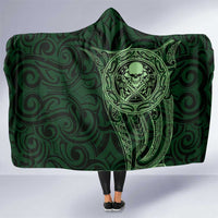 New Zealand Skull Darts Hooded Blanket Aotearoa Maori Chest Tattoo Stylized Green LT14 One Size Green - Polynesian Pride