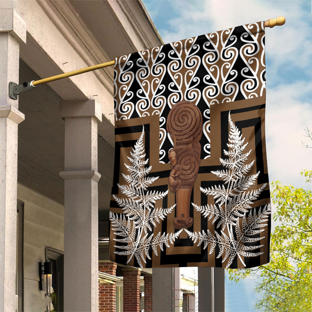 Wahaika New Zealand Garden Flag Maori Weapon Kowhaiwhai Fern Poutama Motifs LT14 House Flag Brown - Polynesian Pride