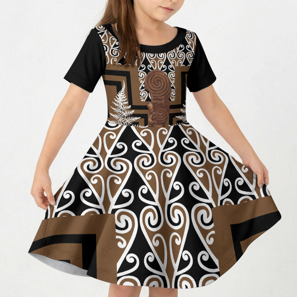 Wahaika New Zealand Kid Short Sleeve Dress Maori Weapon Kowhaiwhai Fern Poutama Motifs LT14 KID Brown - Polynesian Pride